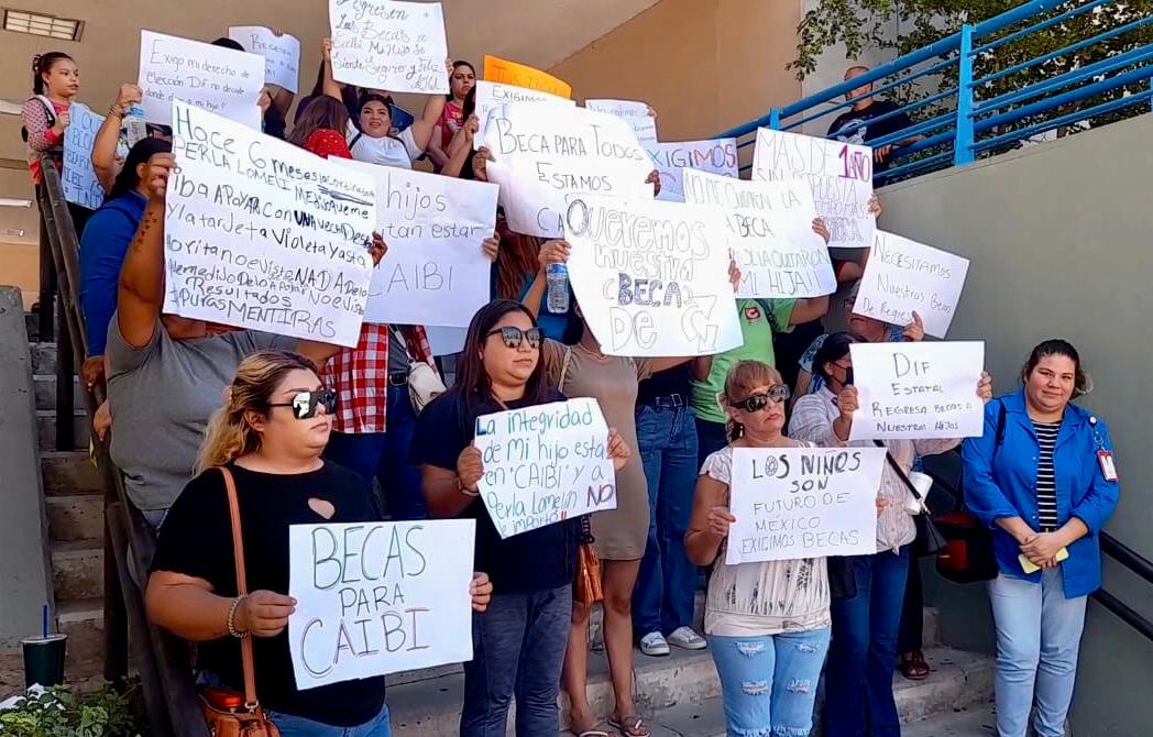 Protestan padres de familia por retiro de becas a niños del CAIBI: Mexicali