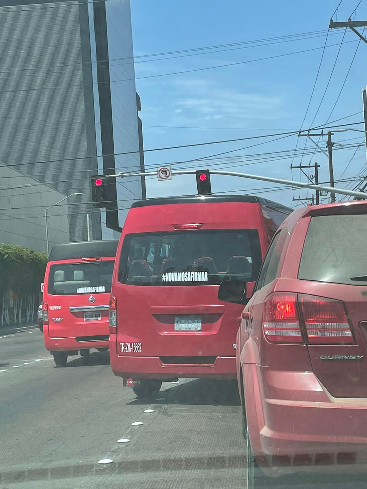 TAXIS ROJOS-NEGROS IFOTO: BAJANEWS