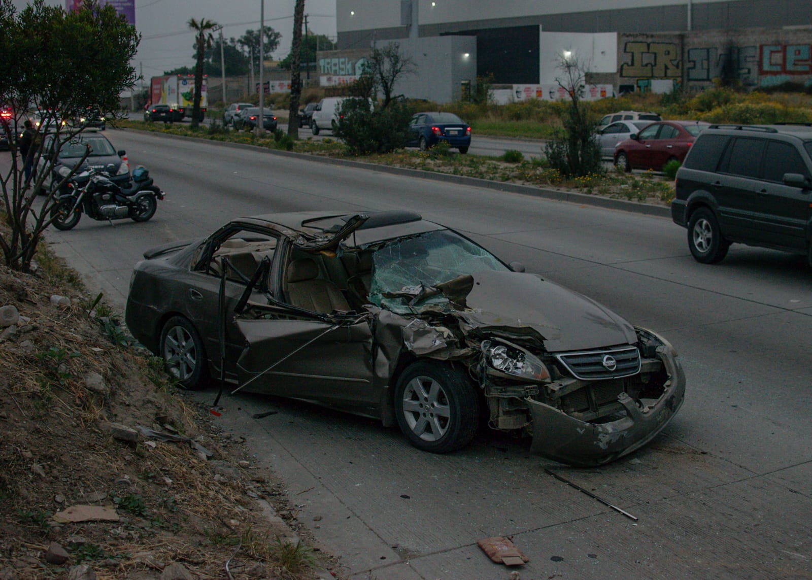 [VIDEO] Choca conductor y abandona a su compañero que quedó prensado