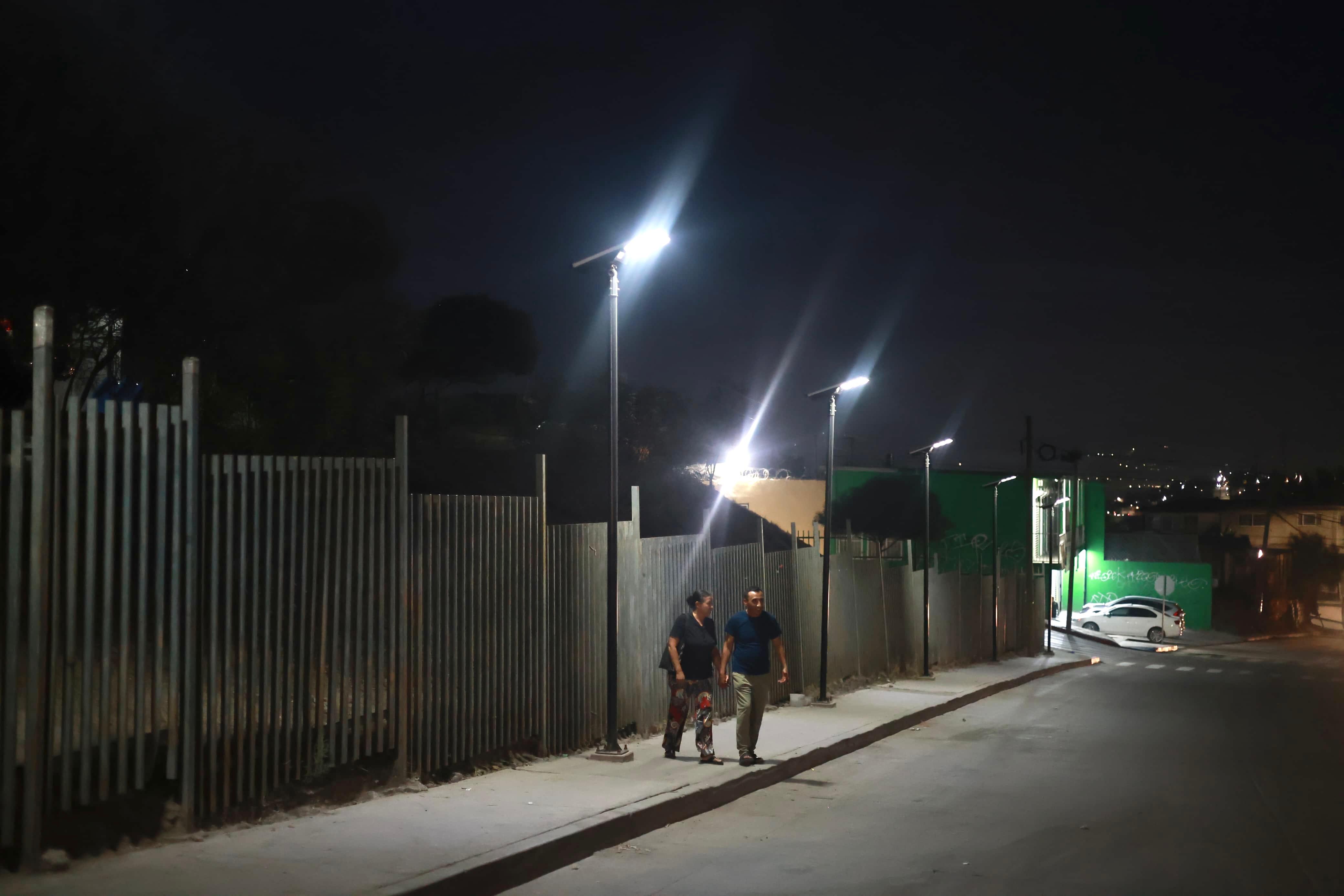 Instalan 42 lámparas solares en Sendero Seguro de Terrazas del Valle