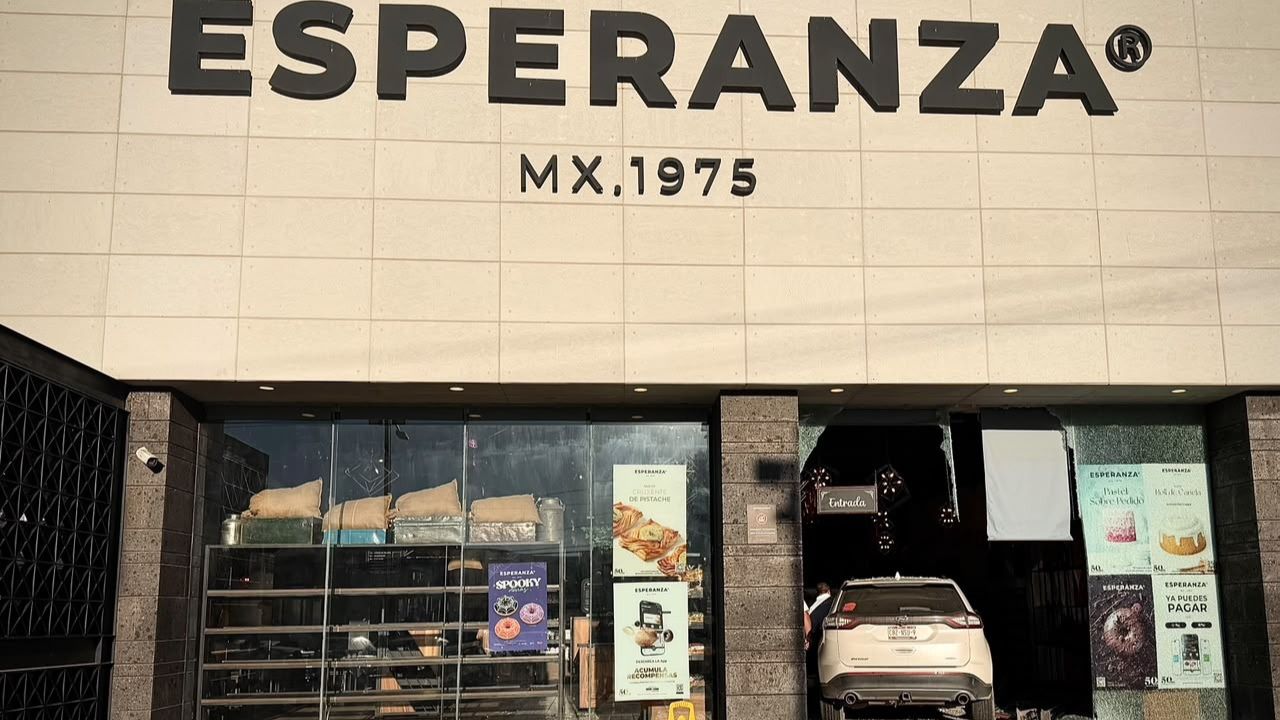 TIJUANA: Conductora confunde pedales y mete su camioneta a panadería “La Esperanza” en Natura