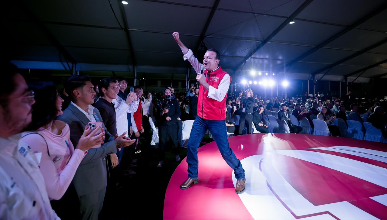 Esteban llama a jóvenes de Durango a no tener miedo a equivocarse y construir su futuro