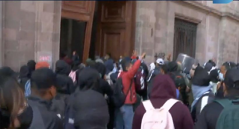 [VIDEO] Irrumpen manifestantes el Palacio Nacional en plena mañanera