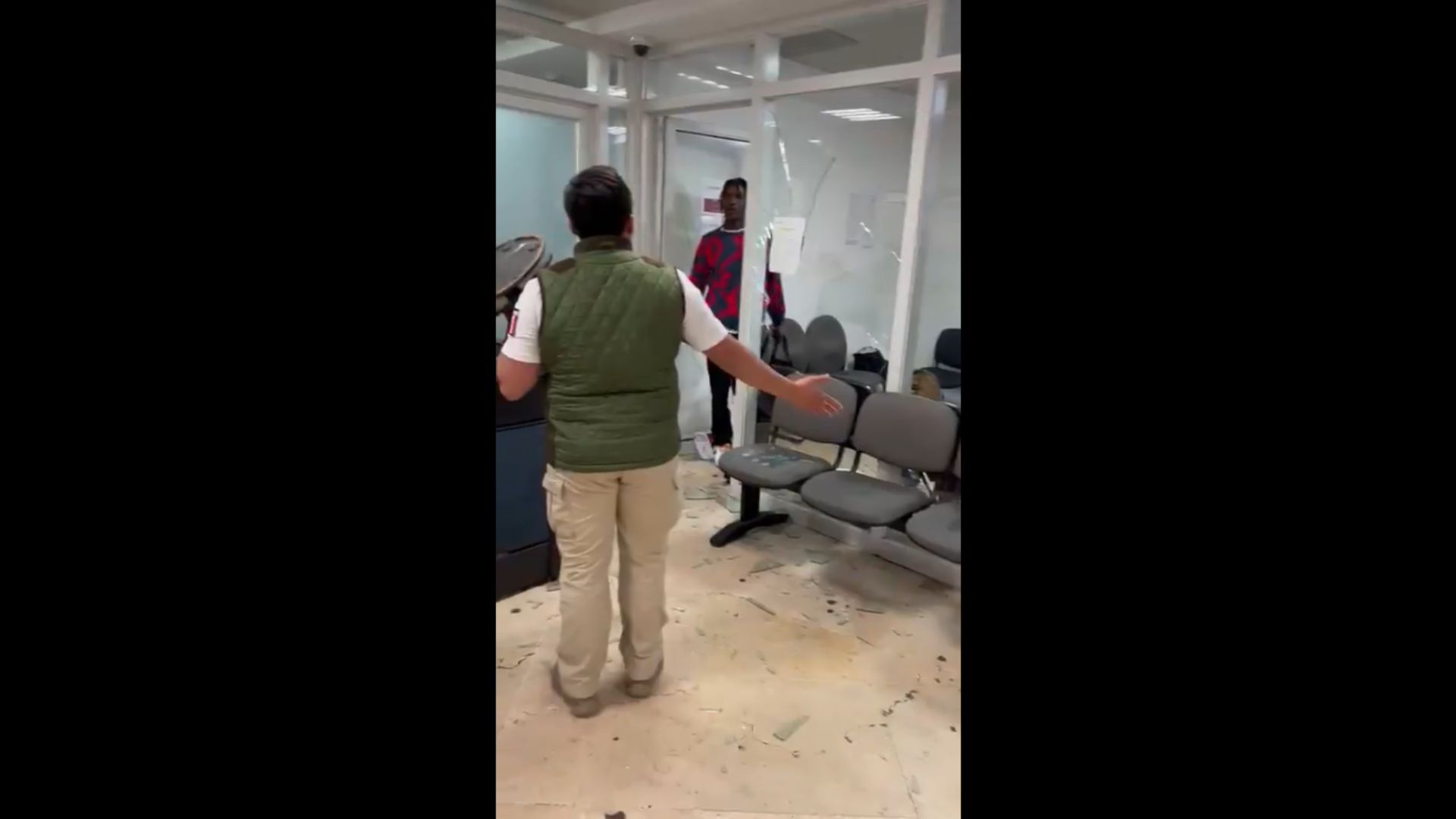 Jamaiquino amenaza a agentes migratorios en aeropuerto de Cancún