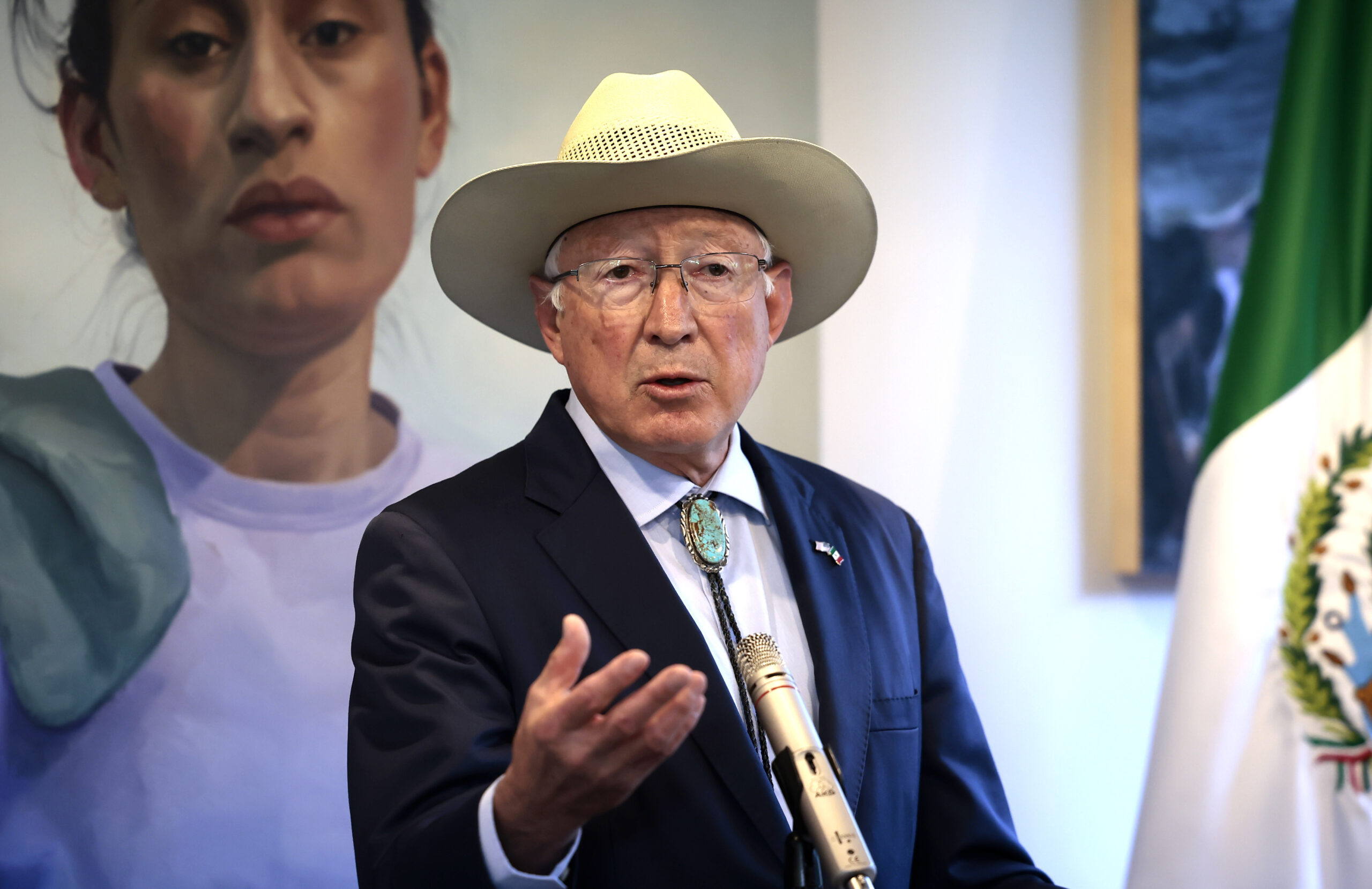 Responde Ken Salazar a comentarios de AMLO y Sheinbaum sobre reformas