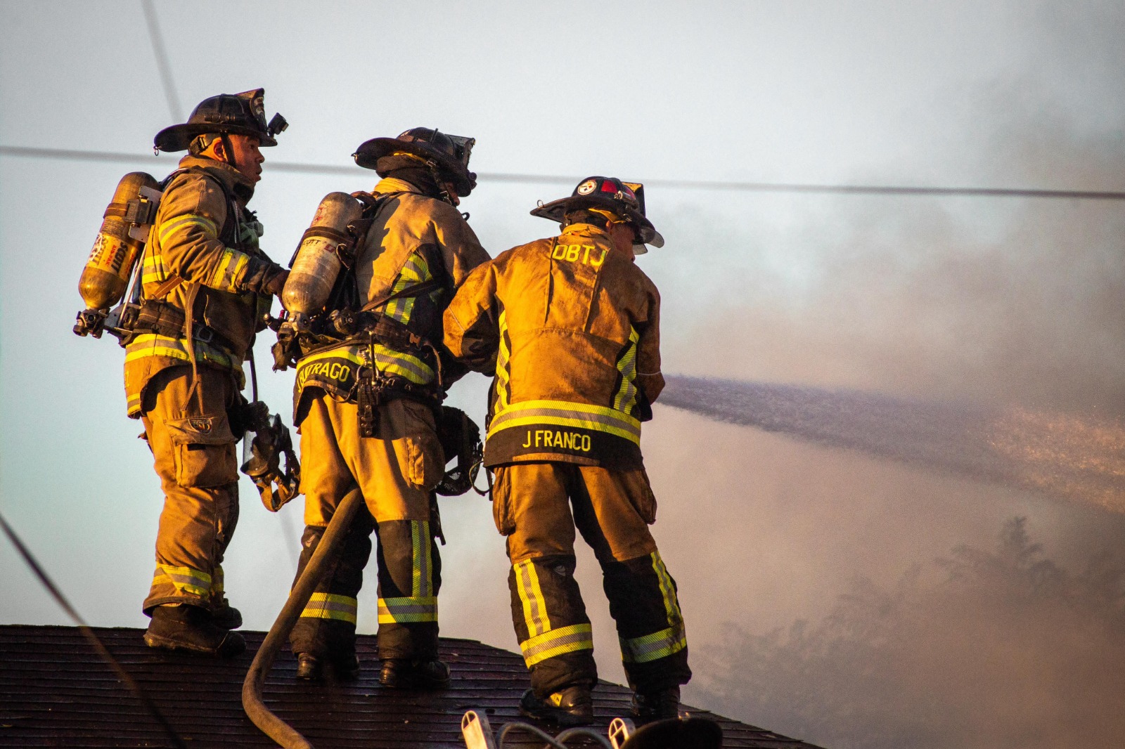 Atiende Bomberos incendios en viviendas, una persona prensada y un rescate acuático en las últimas 24 horas