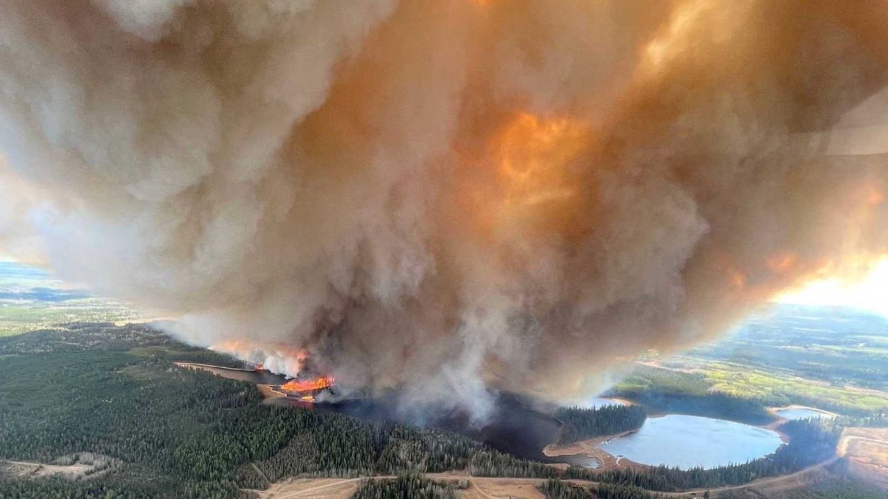 Smoke from wildfires in Canada is advancing towards the United States and could last for days