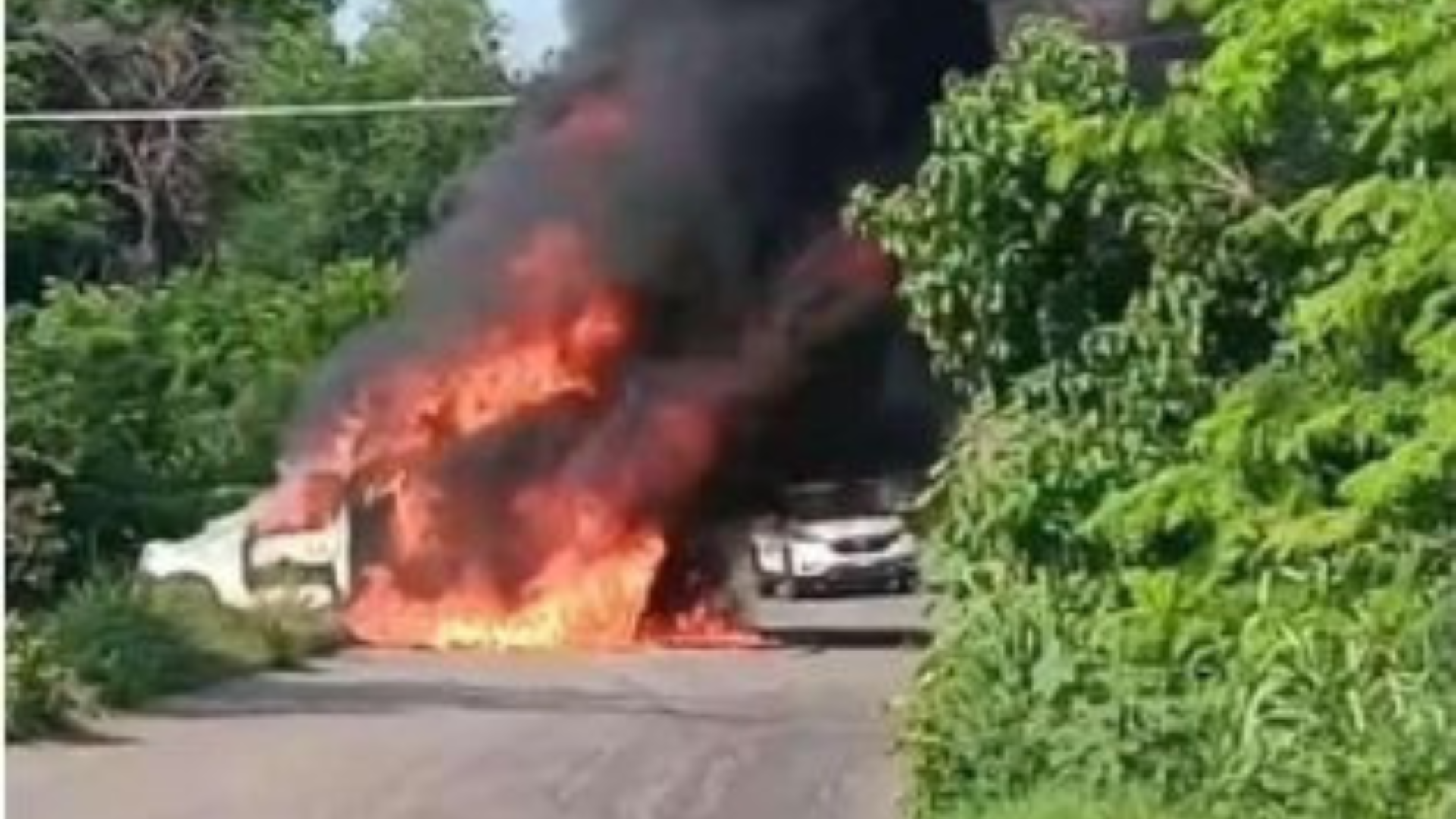 [VIDEO] Violent Day: Vehicles Blocked and Roads Set on Fire in Michoacán