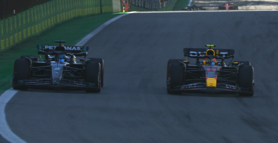 Checo Pérez y Hamilton no cesan en la lucha por el segundo lugar de la F1