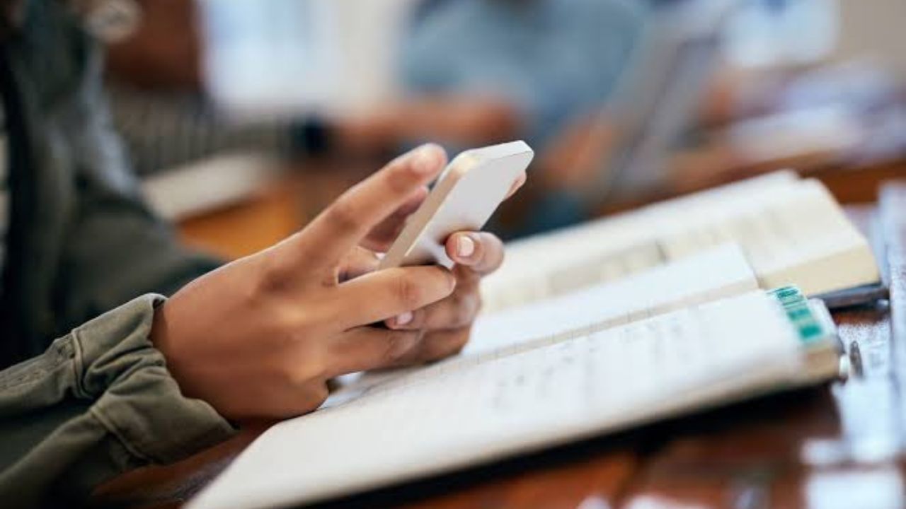 ¿Se prohibirán los celulares en las escuelas? Esto hará la SEP