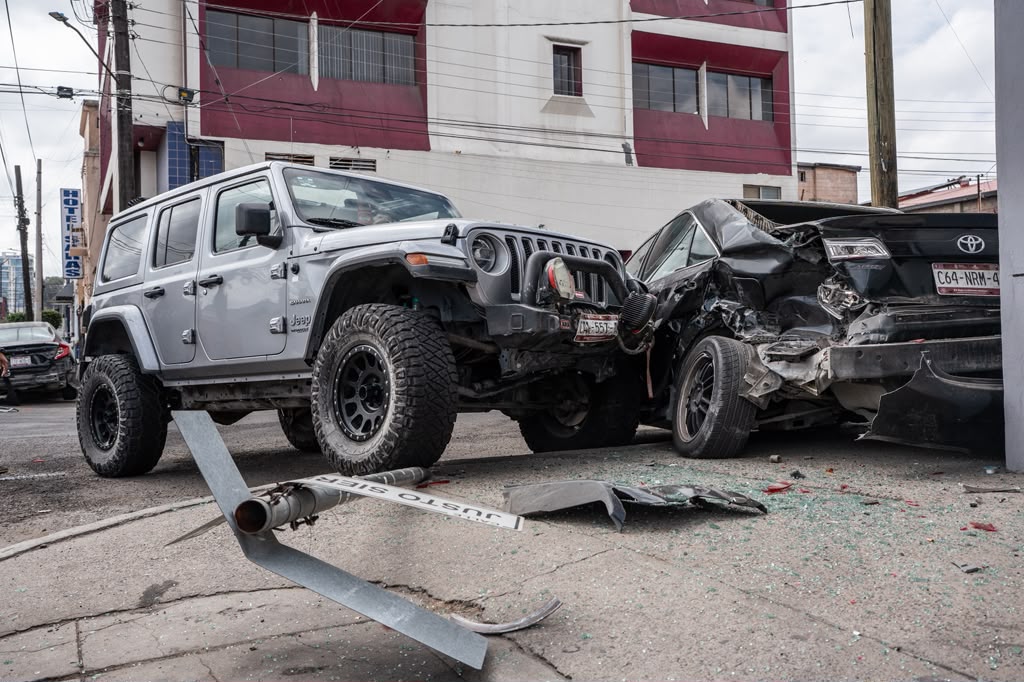 TIJUANA: Estudiante de Xochicalco se queda dormido al volante y choca dos vehículos en Zona Centro