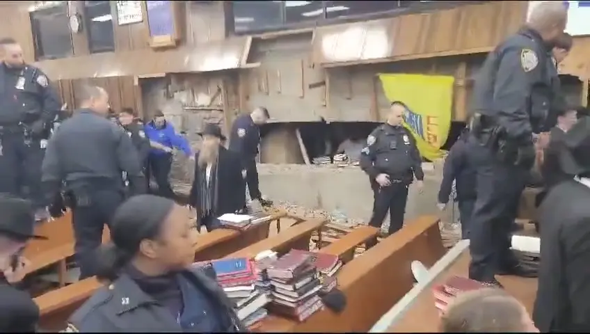 [VÍDEO] Se enfrentan policías neoyorquinos contra judíos ortodoxos: Estados Unidos.