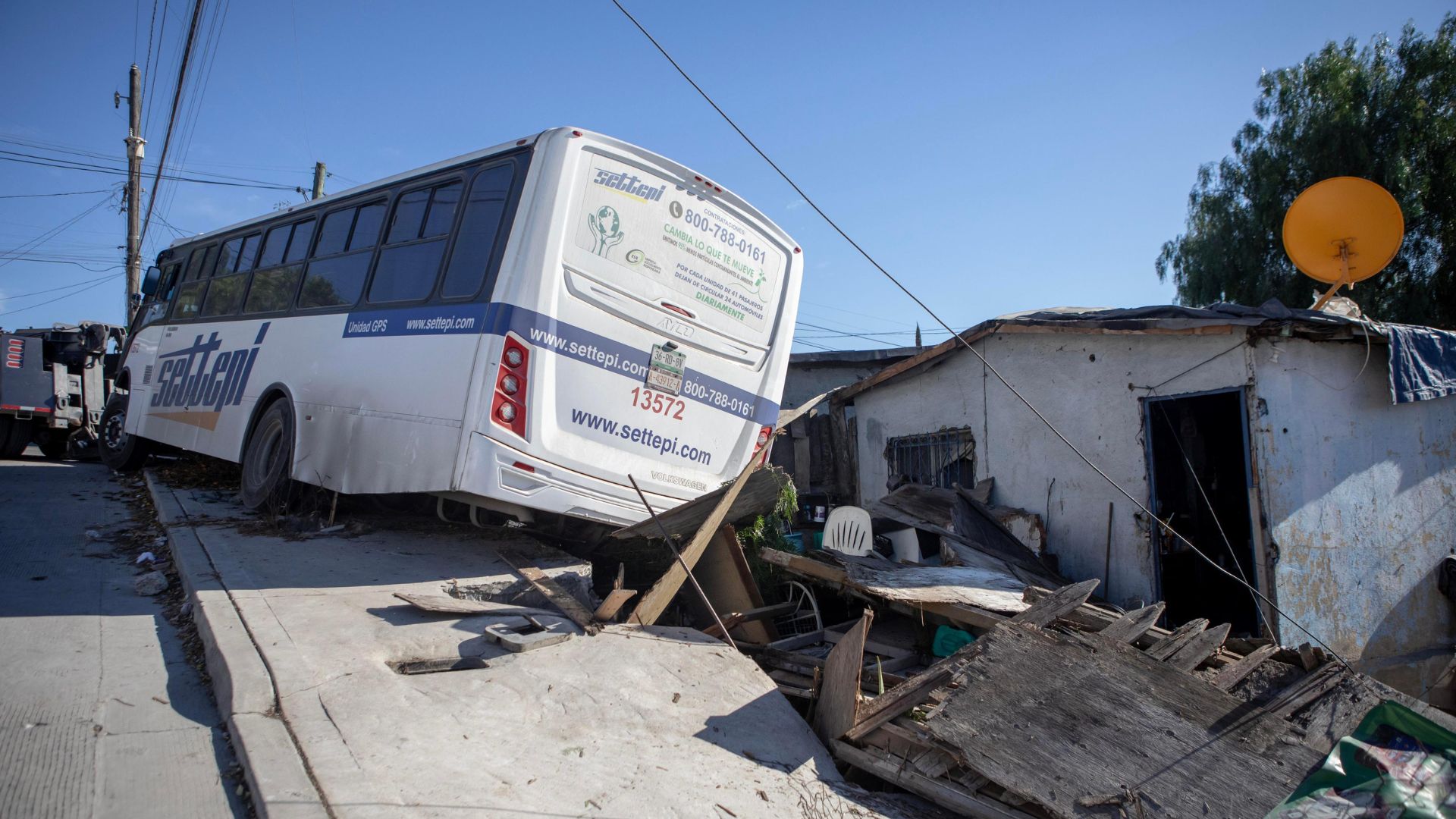 [VIDEO] Camión de Settepi termina dentro de una casa: Tijuana