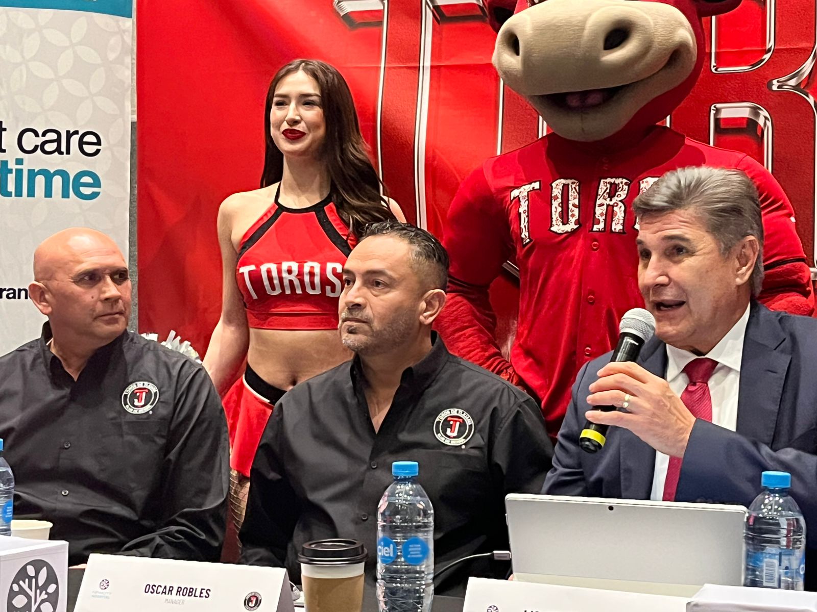 Presenta Toros de Tijuana a Óscar Robles como mánager