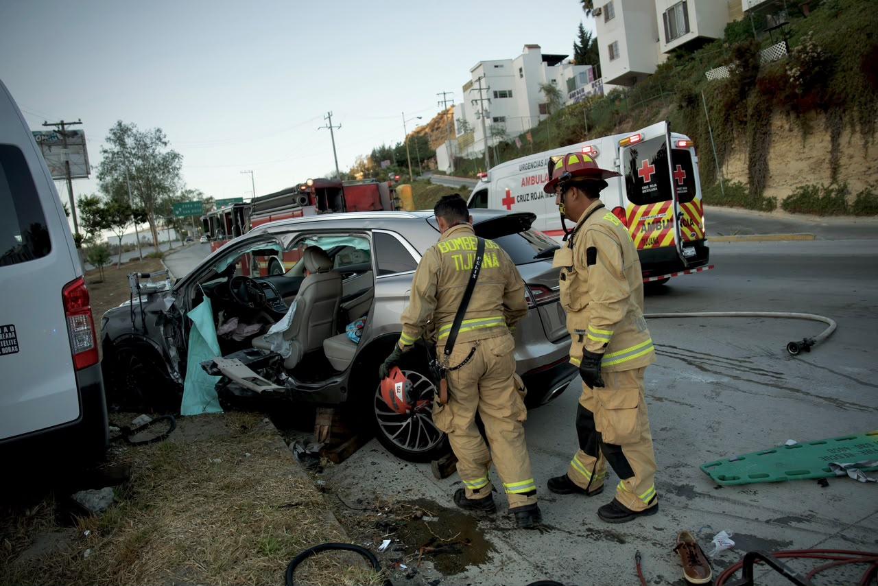 Adulto mayor queda atrapado tras choque en el bulevar Salvador Rosas Magallón